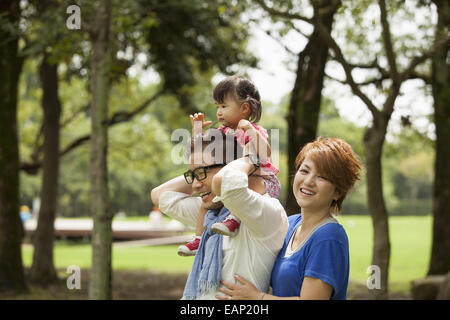 Familie in einem Park. Zwei Eltern und ein Kleinkind. Stockfoto