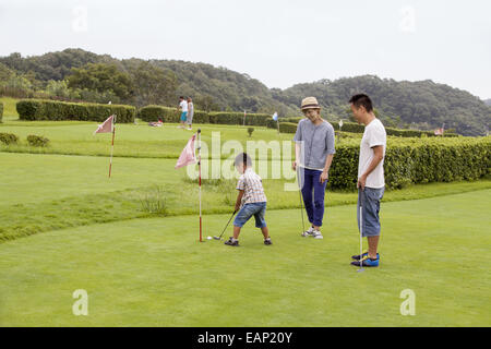 Familie auf einem Golfplatz. Stockfoto