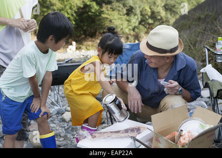 Familie mit einem Picknick. Stockfoto