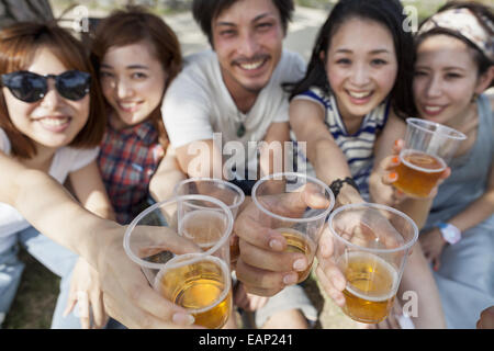 Gruppe von Freunden im Park. Stockfoto