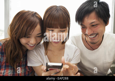 Freunden zusammen zu Hause. Stockfoto