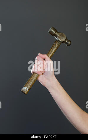 Frau Hand mit einem hammer Stockfoto