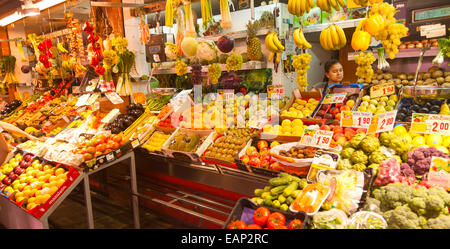 Obst und Gemüse Stall im historischen Markt Gebäude in Triana, Sevilla, Spanien Stockfoto