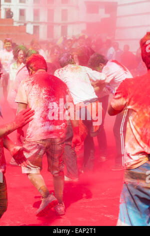 Die Farbe laufen, Teil der Holi Festival feiern in Kathmandu, Nepal Stockfoto
