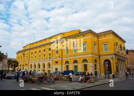 Wochenend-gebrauchte Marktstände und Teatro Alighieri, Piazza Garibaldi, Ravenna, Emilia Romagna, Italien Stockfoto