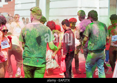 Die Farbe laufen, Teil der Holi Festival feiern in Kathmandu, Nepal Stockfoto