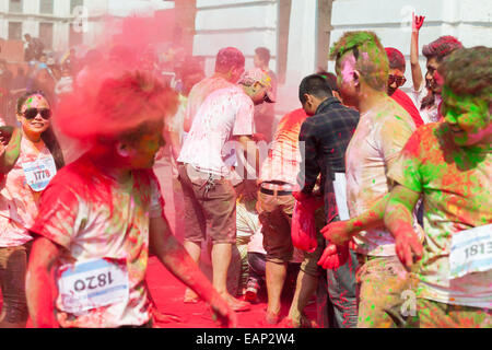 Die Farbe laufen, Teil der Holi Festival feiern in Kathmandu, Nepal Stockfoto