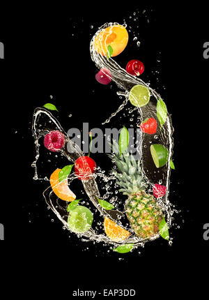 Frische Früchte fallen im Wasser planschen, isoliert auf weißem Hintergrund Stockfoto