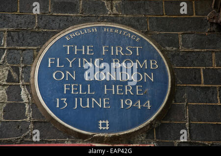 English Heritage Blue Plaque auf Eisenbahnbrücke, Grove Road, Mile End im Osten Londons zum Gedenken an die erste fliegende Bombe fallen Stockfoto