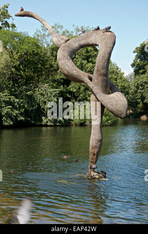 Ernö Bartha Skulptur eines Vogels im Victoria Park See, East London. Stockfoto