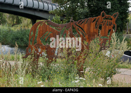 Gusseisen silhouette Skulptur von einem lastkahn ziehen Pferd auf die Regents Canal in Mile End, East London Stockfoto