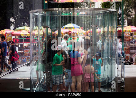 Apple Store-Fenster in New York City Stockfoto