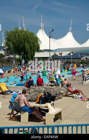 Butlins Minehead Resort.Holiday Ziel am Strand in Somerset, zeigen riesige Liegestuhl, Chalets, Entertainer, Pools. eine UK Stockfoto