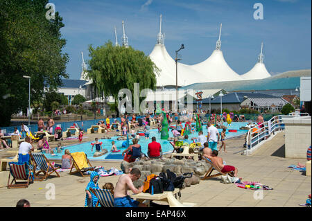 Butlins Minehead Resort.Holiday Ziel am Strand in Somerset, zeigen riesige Liegestuhl, Chalets, Entertainer, Pools. eine UK Stockfoto