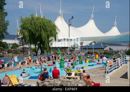 Butlins Minehead Resort.Holiday Ziel am Strand in Somerset, zeigen riesige Liegestuhl, Chalets, Entertainer, Pools. eine UK Stockfoto