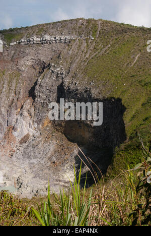 Der Krater des Vulkans Mount Mahawu in Tomohon, North Sulawesi, Indonesien. Stockfoto