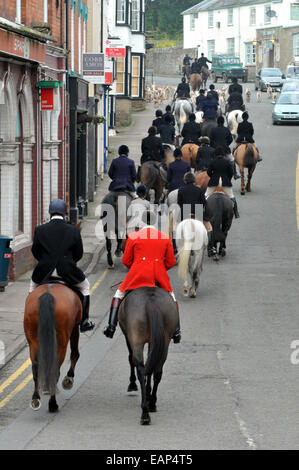 Kington, Herefordshire, England. 19. November 2014. Radnor und West Herefordshire Hunt geht durch die Stadt Kington, in der Nähe auf Hergest Ridge zu jagen. Rund 20 Fahrer nahmen an der Veranstaltung teil. Im Bild: Die Jagd nach oben Church Street geht. Bildnachweis: Andrew Compton/Alamy Live-Nachrichten Stockfoto