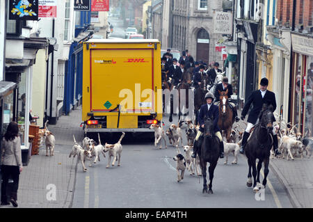 Kington, Herefordshire, England. 19. November 2014. Radnor und West Herefordshire Hunt geht durch die Stadt Kington, in der Nähe auf Hergest Ridge zu jagen. Rund 20 Fahrer nahmen an der Veranstaltung teil. Bildnachweis: Andrew Compton/Alamy Live-Nachrichten Stockfoto