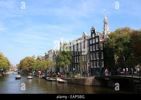 Kloveniersburgwal Kanal an der Ecke des Raamgracht in der Altstadt von Amsterdam, mit Turm des 17. Jahrhunderts Zuiderkerk Kirche Stockfoto