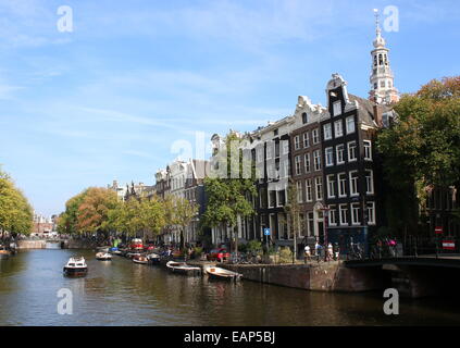 Kloveniersburgwal Kanal an der Ecke des Raamgracht in der Altstadt von Amsterdam, mit Turm des 17. Jahrhunderts Zuiderkerk Kirche Stockfoto