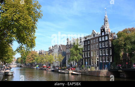 Kloveniersburgwal Kanal zwischen Raamgracht und Nieuwmarkt im Zentrum von Amsterdam, mit Turm des 17. Jahrhunderts Zuiderkerk Kirche Stockfoto