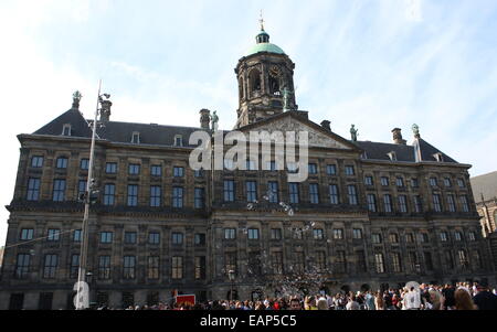 Große Menschenmenge vor dem 17. Jahrhundert Paleis Op de Dam/königlicher Palast Amsterdam auf Dam square, Seifenblasen aufsteigen Stockfoto