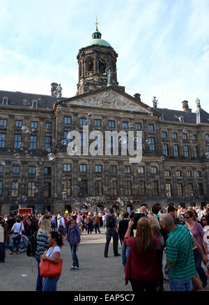 Große Menschenmenge vor dem 17. Jahrhundert Paleis Op de Dam/königlicher Palast Amsterdam auf Dam square, Seifenblasen aufsteigen Stockfoto