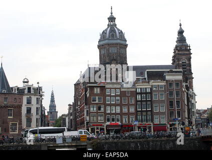 Amsterdam historische Skyline mit der späten 19. Basilika St. Nikolaus am Prins Hendrikkade, Amsterdam, nahe Hauptbahnhof Stockfoto