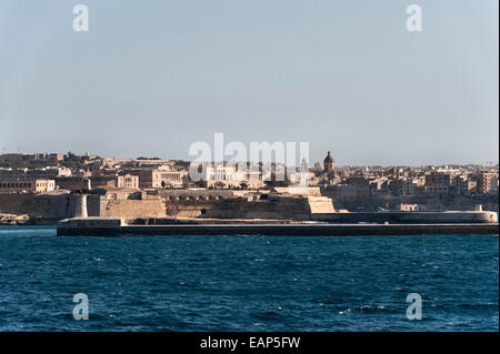 Valletta, Malta, aus dem Meer - Saint Elmo Leuchtturm am Eingang zum Grand Harbour Stockfoto