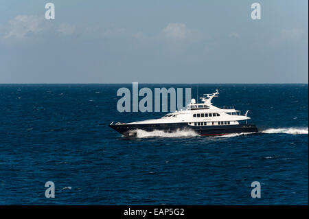 Die Luxus-Motoryacht SeaDweller (erbaut 1999 von Heesen), für Charter im Mittelmeer vor Sizilien Stockfoto