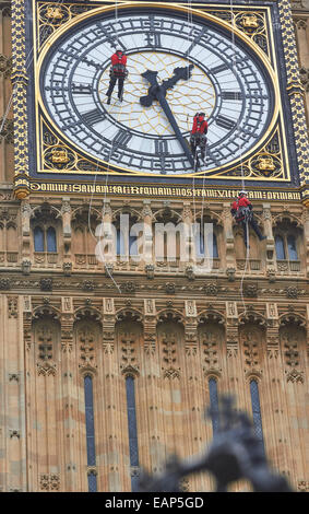 Abseilen Arbeitnehmer ausgesetzt an Seilen Reinigung Klasse 1 aufgeführten Ziffernblatt Big Ben London England Europa Stockfoto