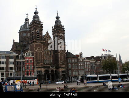 Amsterdam historische Skyline mit der späten 19. Basilika St. Nikolaus am Prins Hendrikkade, Amsterdam, nahe Hauptbahnhof Stockfoto