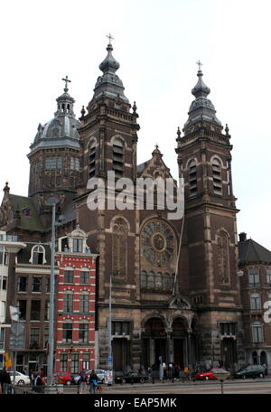 Amsterdam historische Skyline mit der späten 19. Basilika St. Nikolaus, Amsterdam von Stationsplein gesehen Stockfoto