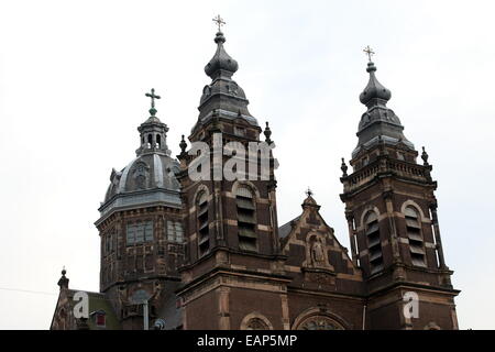 Amsterdam historische Skyline mit den Türmen der späten 19. Basilika von St. Nikolaus, Amsterdam bei Prins Hendrikkade Stockfoto