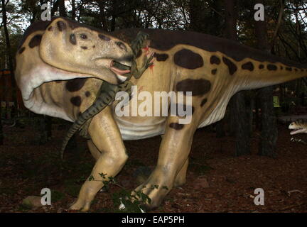 Räuberische Deinonychus Angriff auf ein Iguanodon (Kreidezeit Ära) lebensecht Dino Statuen im Dinopark Amersfoort Zoo, Niederlande Stockfoto