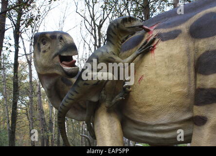 Räuberische Deinonychus Angriff auf ein Iguanodon (Kreidezeit Ära) lebensecht Dino Statuen im Dinopark Amersfoort Zoo, Niederlande Stockfoto