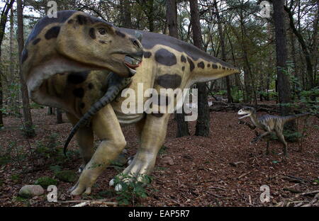 Räuberische Deinonychus Duo Angriff auf ein Iguanodon (Kreidezeit Ära) lebensecht Dino Statuen im Dinopark Amersfoort Zoo, Niederlande Stockfoto