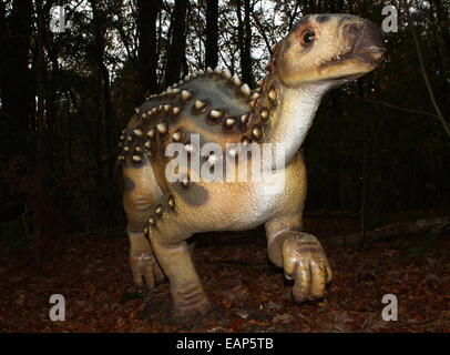 Modell einer Jurassic Ära Scelidodaurus.  Full-Size und lebensechte Dino Statue im Dinopark Zoo von Amersfoort, Niederlande Stockfoto