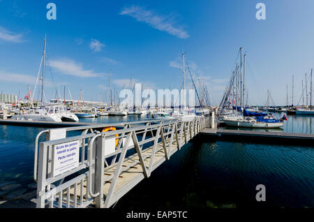 Port Chantereyne Cherbourg Yachthafen mit Ponton Zugangsrampe und offene Tor Stockfoto