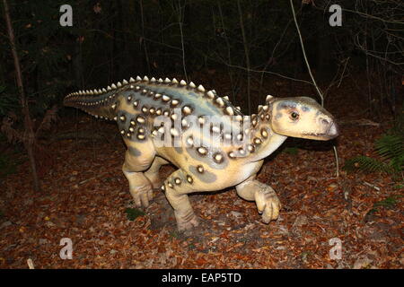 Modell einer Jurassic Ära Scelidodaurus.  Full-Size und lebensechte Dino Statue im Dinopark Zoo von Amersfoort, Niederlande Stockfoto