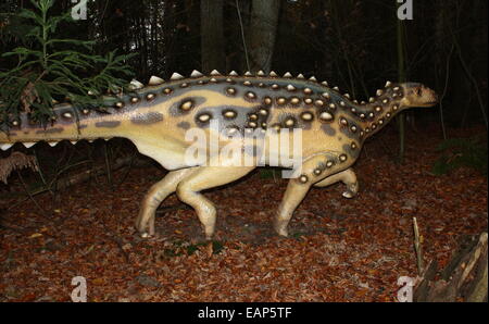 Modell einer Jurassic Ära Scelidodaurus.  Full-Size und lebensechte Dino Statue im Dinopark Zoo von Amersfoort, Niederlande Stockfoto