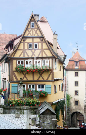 Halbe Fachwerkhaus Gebäude und alte Turm Rothenburg Ob der Tauber Deutschland Stockfoto