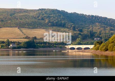 Ladybower Reservoir mit ladybower Viadukt in der Ferne, Derbyshire, Peak District, England, Großbritannien Stockfoto