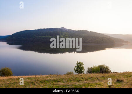 Win Hill (oder Winhill) über das Wasser der Ladybower Reservoir gesehen auf einem September Abend, Derbyshire, Peak District National Park, England, Großbritannien Stockfoto