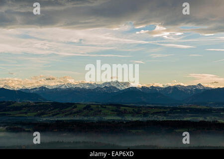 Zugspitze - Blick vom Hohenpeißenberg mit Zugspitze Berg in der Mitte des Bildes, Bayern/Deutschland Stockfoto