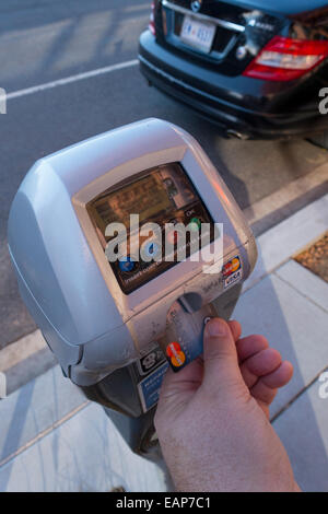 USA eine Parkuhr mit einer Kreditkarte bezahlen mesh kein Bargeld mit einem Radio-Netzwerk Stockfoto