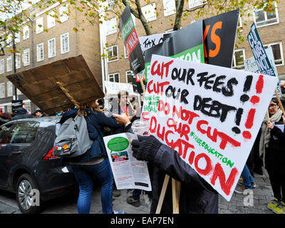 London, UK. 19. November 2014.  Schüler marschieren durch die Londoner in Richtung Westminster zu fordern Politiker, Studiengebühren abzuschaffen. Bildnachweis: Gordon Scammell/Alamy Live-Nachrichten Stockfoto