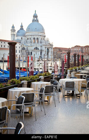 Romantisches Gartenrestaurant in Venedig Stockfoto