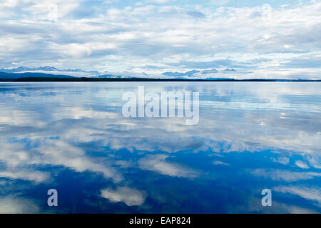 Wolken spiegeln sich in den stillen Wassern der Fjord in Norwegen Stockfoto