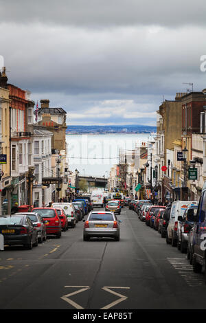 Auf der Suche nach unten Union Street Ryde Isle Of Wight in Richtung Meer Stockfoto